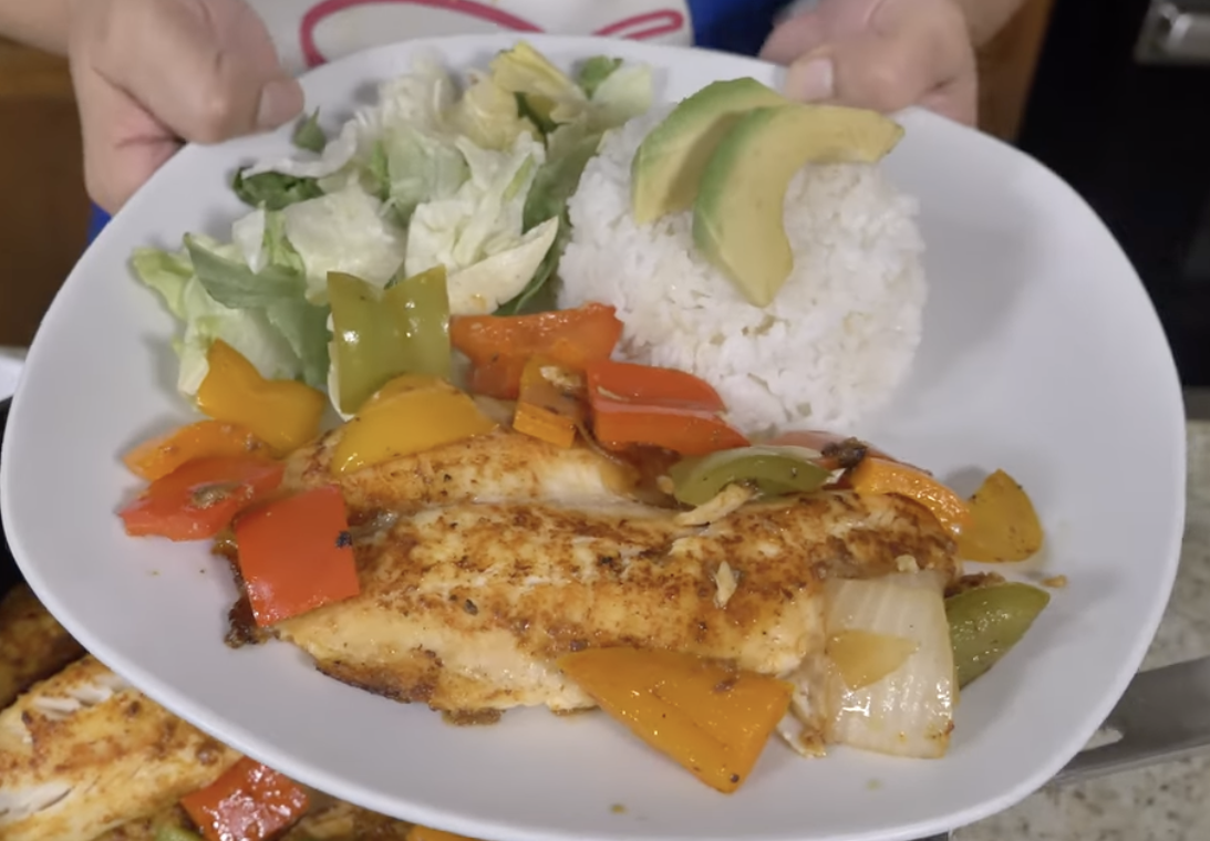 Pescado con Verduras y arroz blanco